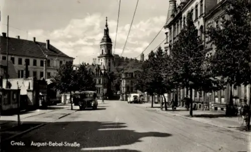 Ak Greiz im Vogtland Thüringen, Stadtansicht, August-Bebel-Straße, Gebäude, Bäume, Autos