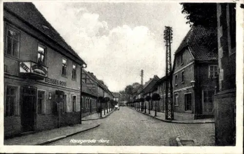 Ak Harzgerode am Harz, Hotel Weisses Ross, Straße mit Bäumen,  Architektur