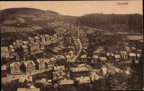 Ak Lauscha in Thüringen , Landschaft mit Häusern, hügeligem Hintergrund, sepiafarbene Darstellung