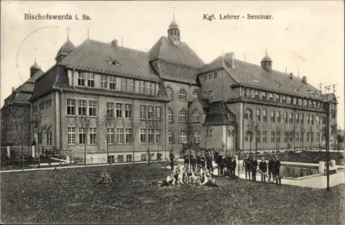 Ak Bischofswerda in Sachsen, Schulgebäude,  Kgl. Lehrer-Seminar, Gruppe von Personen, n Stil