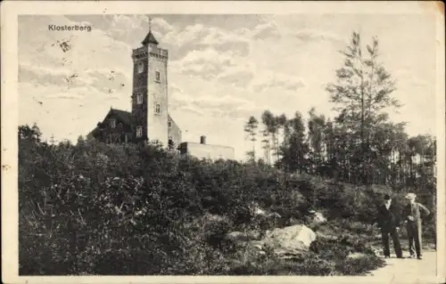 Ak Klosterberg Hohenwart in Oberbayern,  zwei Männer, Kiefernbäume, Wolken