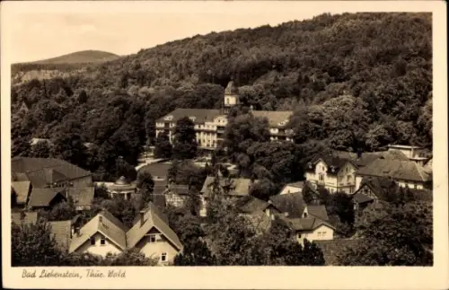Ak Bad Liebenstein im Thüringer Wald,  Gebäude im Vordergrund, Wald im Hintergrund, alte Architek