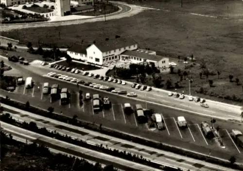 Ak Montabaur im Westerwald, Autobahn-Rasthaus, Zubringer  viele Fahrzeuge, Landschaft