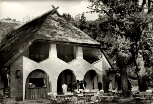 Ak Bergen auf Rügen, Rugard, Rugard-Gaststätte, Reetdachhaus, Sitzplätze im Freien