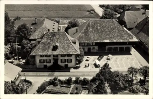 Ak Münsingen in Württemberg, Luftaufnahme Hotel Restaurant Löwen, umliegende Gebäude, Parkplatz