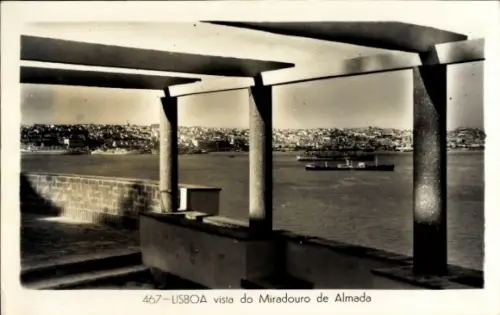 Ak Lisboa Lissabon Portugal, Panoramablick, Miradouro de Almada, Hafenansicht, Schwarz-Weiß Foto