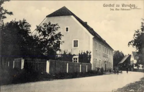 Ak Wurschen Weißenberg in Sachsen, Gasthof zu Wursche, Gebäude mit Garten, Straße, Personen