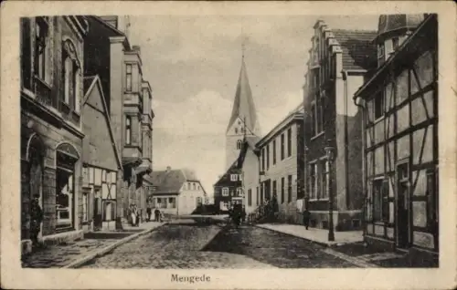 Ak Mengede Dortmund im Ruhrgebiet, Straße mit Häusern, Kirche im Hintergrund,  Architektur