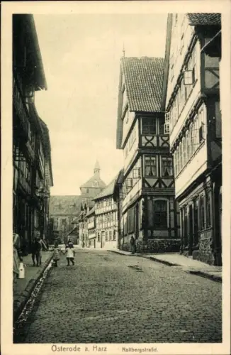Ak Osterode am Harz, Straße mit Fachwerkhäusern, Rollbergstraße, Menschen auf der Straße