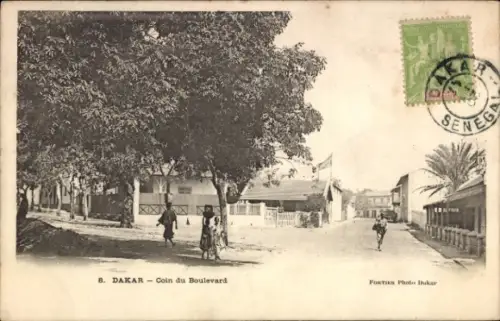 Ak Dakar Senegal,  Coin du Boulevard, Gebäude, Bäume, Straße, Menschen