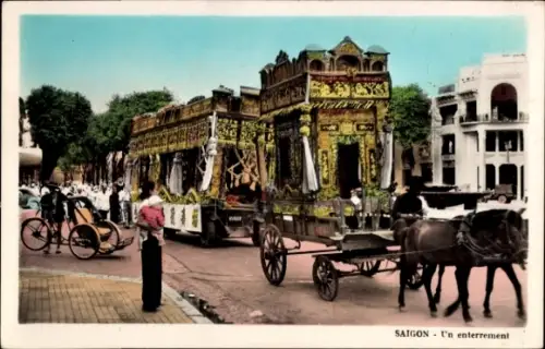 Ak Ho Chi Minh Stadt Saigon Vietnam, Prunkvoller Trauerzug, Pferdewagen, Menschen in traditionell