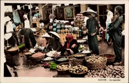Ak Ho Chi Minh Stadt Saigon Vietnam, Markt mit Menschen, Körben, Obst und Gemüse