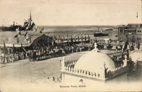 Ak Aden Jemen, Steamer Point,  Menschenmenge, Schiffe, Zelt mit Flaggen