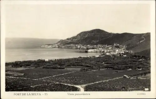 Ak El Port de la Selva Katalonien, Panoramablick auf  Küstenlandschaft, Berge im Hintergrund