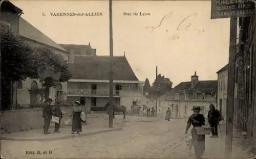 Ak Varennes sur Allier Allier, Rue de Lyon, chien