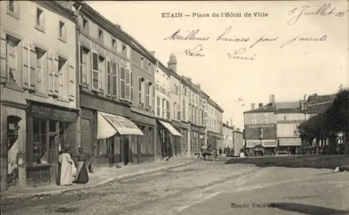 Ak Étain Meuse, ETAIN, Platz vor dem Hôtel de Ville, Geschäfte, Straßenansicht