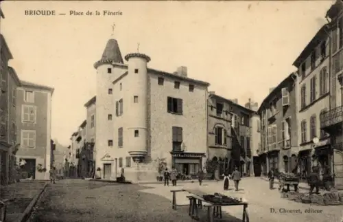 Ak Brioude Haute Loire, Platz mit Gebäuden, Menschen, Marktstände,  Architektur