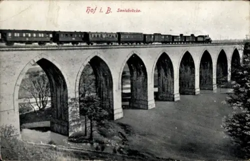 Ak Hof an der Saale Oberfranken Bayern, Eisenbahn auf der Saalebrücke