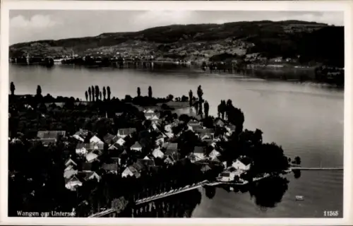 Ak Wangen am Untersee Öhningen in Baden, Luftaufnahme, Berge im Hintergrund, Häuser am Wasser, ru