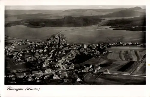Ak Tuningen in der Baar, Luftaufnahme, Dorfansicht, Landschaft, Häuser, Felder