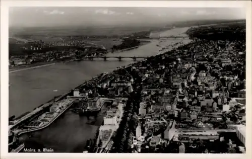Ak Mainz am Rhein, Luftaufnahme von Mainz, Rhein, Stadtansicht, Flusslandschaft