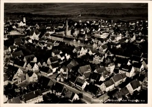 Ak Trossingen auf der Baar, Luftaufnahme von  viele Dächer, Kirche, Häuser