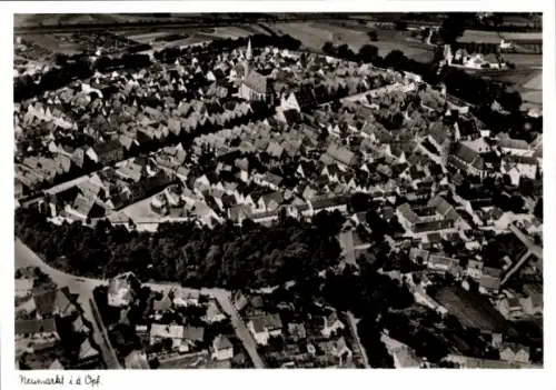 Ak Neumarkt in der Oberpfalz, Luftaufnahme von Neumarkt id Opf., viele Dächer, ländliche Umgebung