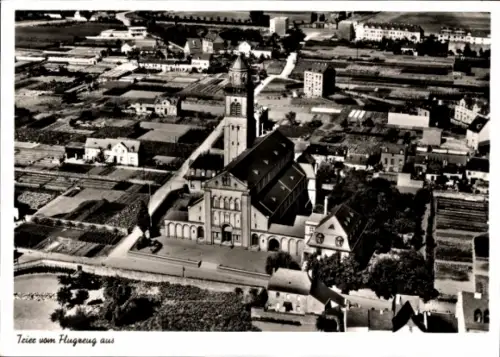 Ak Trier an der Mosel, Luftaufnahme der Kirche, landwirtschaftliche Flächen, Wohngebäude