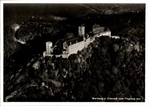 Ak Lutherstadt Eisenach Thüringen, Hellthal, Luftaufnahme der Wartburg,  Burg, Waldgebiet, schwar