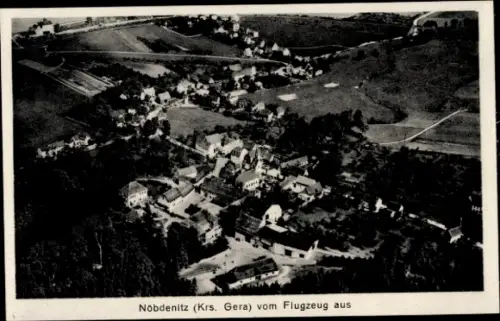 Ak Nöbdenitz Schmölln im Altenburger Land, Luftaufnahme von  Ländliche Umgebung, Häuseransicht