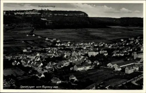 Ak Spaichingen in Württemberg, Dreifaltigkeitsberg, Spaichingen vom Flugzeug aus, Luftaufnahme