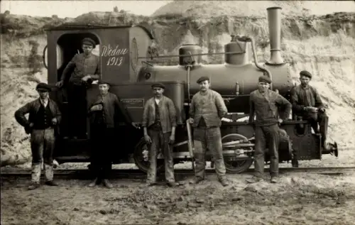 Foto Ak Wedau Duisburg im Ruhrgebiet, Kleinbahn und Arbeiter, 1913, Zeche?