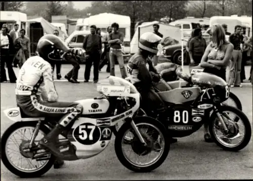 Foto Motorrennsport, Motorradrennfahrer, Motorräder, Yamaha