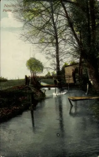 Ak Neumünster in Holstein, Flusspartie, Holzbrücke