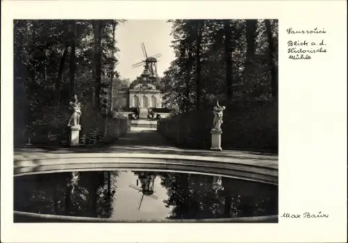 Ak Potsdam, Schloss Sanssouci, Blick auf die historische Mühle, Brunnen