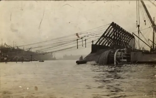 Foto Ak Verkehrsunfall, Seefahrt, Schiff im Wasser, Kran