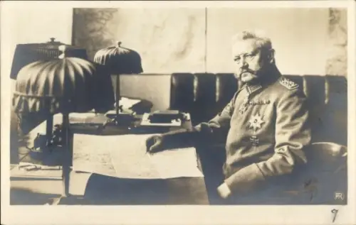 Foto Generalfeldmarschall Paul von Hindenburg, Porträt am Schreibtisch