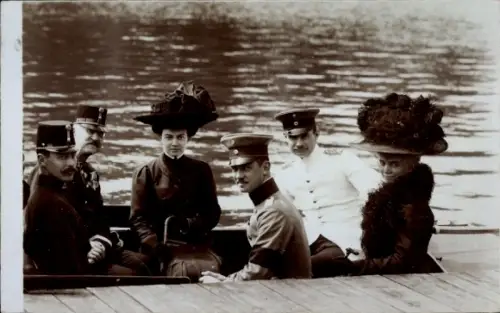 Foto Ak Deutsche Soldaten in Uniformen, Frauen, Ruderboot