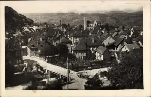 Ak Saint Laurent du Pont Isère, Stadtansicht mit Häusern, Brücke, Kirche, Landschaft im Hintergru