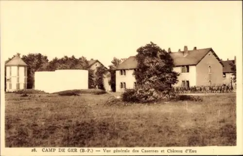 CPA Ger Pyrénées-Atlantiques, Camp, Vue Générale des Casernes et Château d'Eau