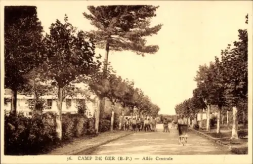 CPA Ger Pyrénées-Atlantiques, Camp, Allée Centrale