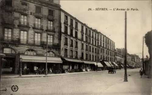 Ak Sèvres Hauts de Seine, Avenue de Paris,  Bebauung, Straßenszene, Autos, Passanten