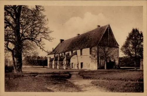 Ak Conches en Ouche Eure, Alter Gebäudekomplex, Einsiedlerhaus, Abtei, Bäume, Feldweg