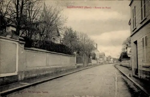 Ak Breuilpont Eure, Straße von  Gebäude rechts, bewölkter Himmel