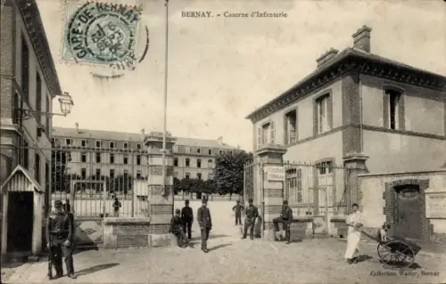 Ak Bernay Eure, Caserne d'Infanterie, Stadtansicht, mehrere Personen, Kutsche