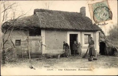 Ak Frankreich, Bauernhof, Frau mit Besen, Wohnhaus, Kinder