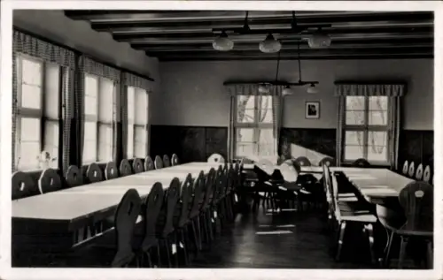 Ak Camburg an der Saale Thüringen, Dunkler Tagesraum mit langen Tischen und Stühlen, Fenster mit 