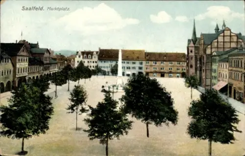 Ak Saalfeld an der Saale Thüringen, Marktplatz,  Architektur, Bäume, leichte Farbgebung