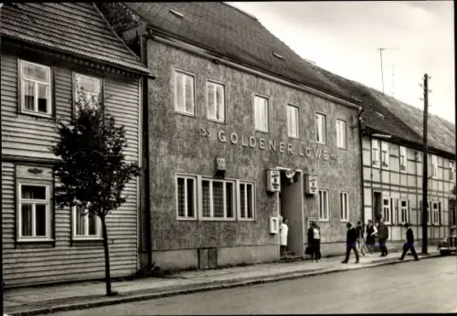 Ak Güntersberge Harzgerode am Harz, Gaststätte Goldener Löwe, Gebäude, Menschen auf der Straße