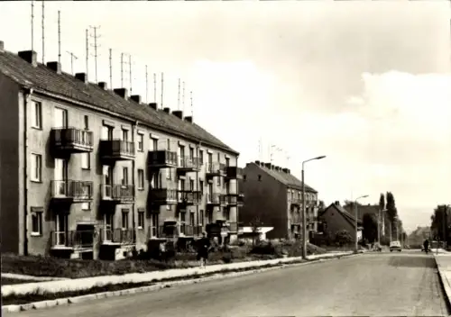 Ak Hettstedt im Südharz, Wohngebäude mit Balkonen, Straßenansicht,  Architektur